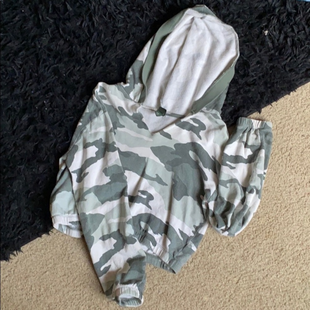 Camouflage crop top/hoodie